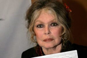 Ansia per Brigitte Bardot, di nuovo ricoverata in ospedale: ecco come sta
